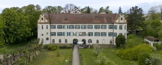 Panoramaaufnahme von Schloss Hochaltingen, umgeben von Natur.