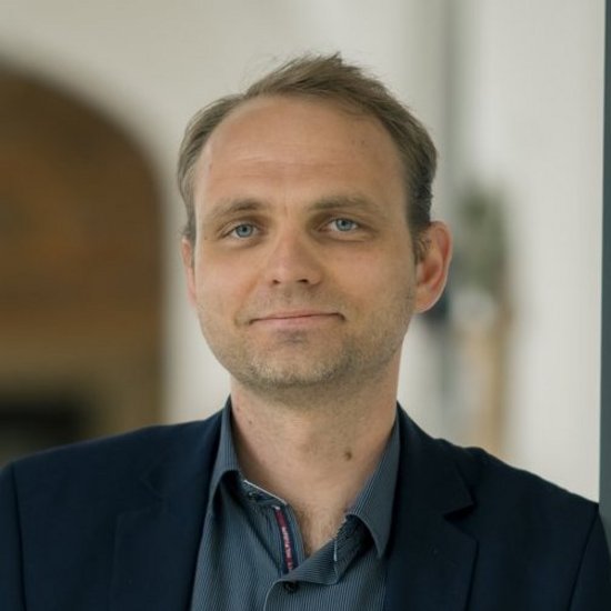 Tobias Kunz Tobias K., stellvertretender Einrichtungsleiter, lächelt in die Kamera.
