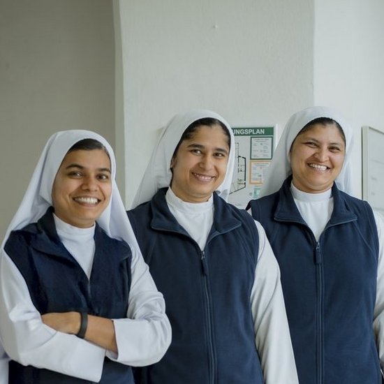 Jessy Jose (Sr. Elisabeth), Jessy Josmi (Sr. Helen Mary), Mathew Jomol (Sr. Jis Therese) Schwester Elisabeth, Schwester Helen Mary und Schwester Jis Therese lächeln in die Kamera.